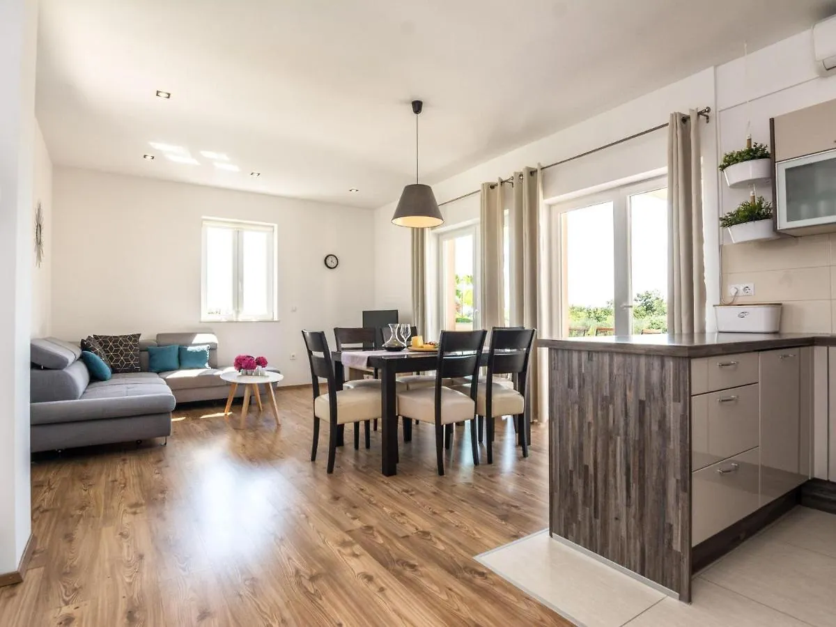 Luxurious Holiday Home In Poličnik